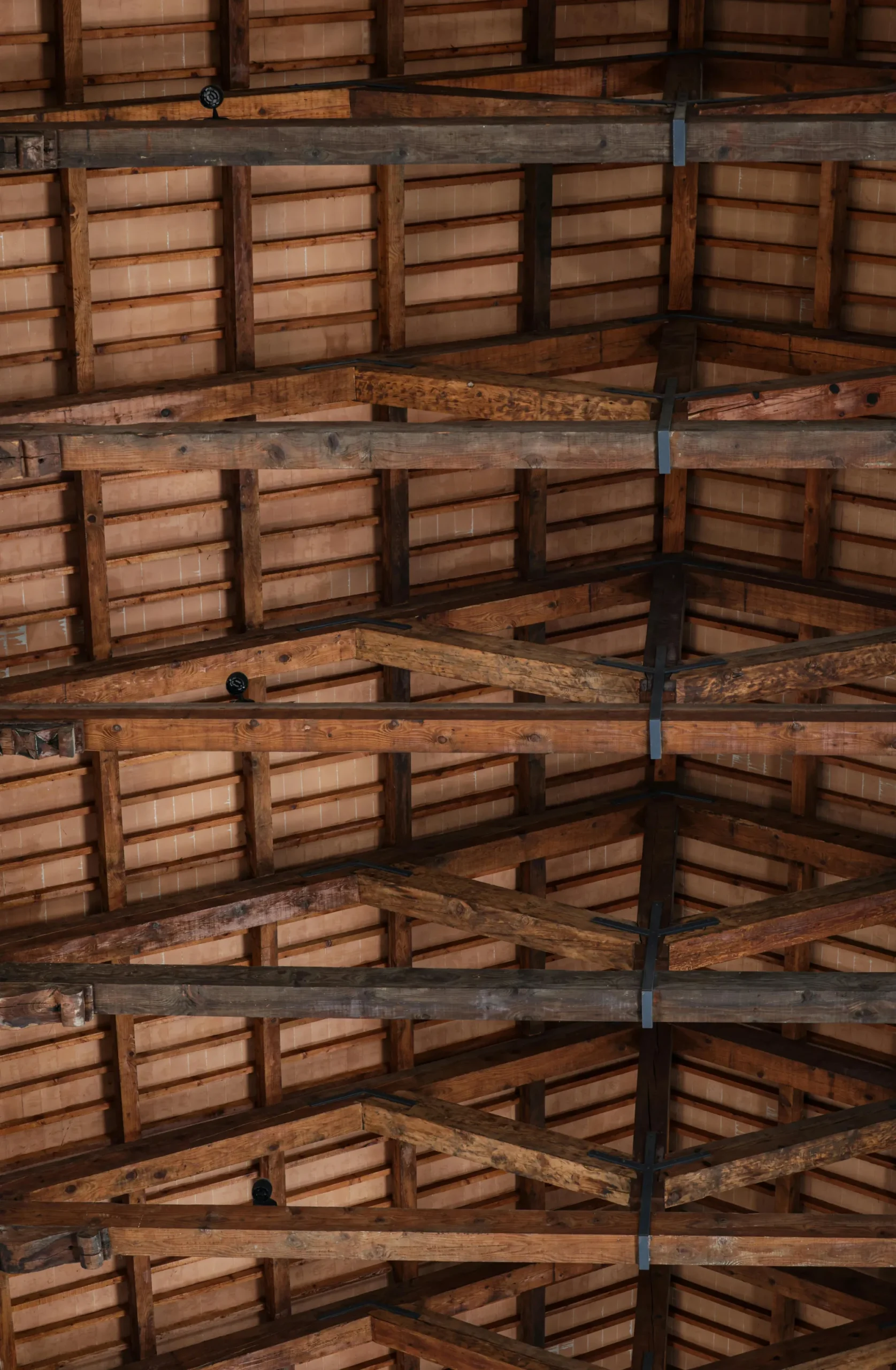 Vue détaillée d'une structure de charpente en bois saine et bien entretenue