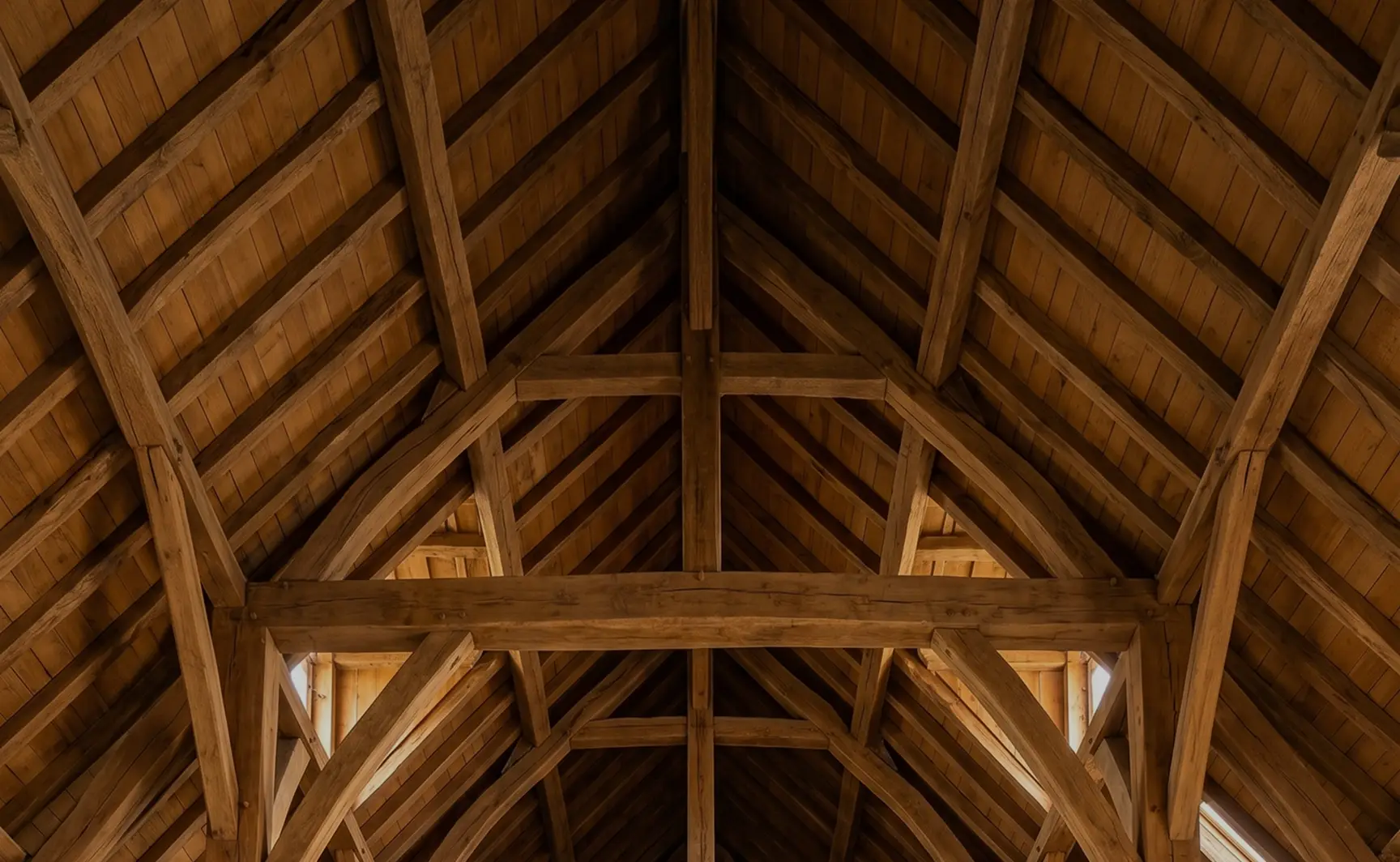 Charpente en bois massif saine avec poutres apparentes et structure traditionnelle bien préservée